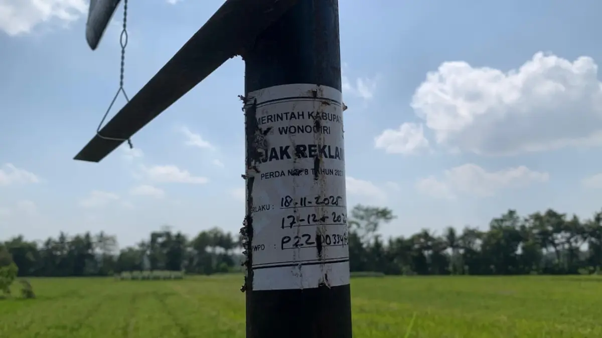 TERPASANG: Reklame sponsor rokok dengan tulisan telah membayar pajak Pemkab Wonogiri terpasang di Simpang Tugu Pensil. (ANOM BAGASKORO/RADAR JOGJA)