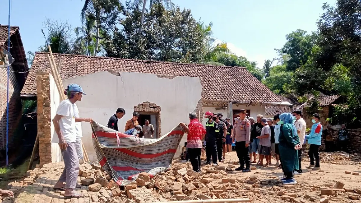 TINDAKAN DARURAT: Penanganan korban tertimpa tembok roboh di Dusun Jering 8, Sidorejo, Godean, Kamis (9/7/2026). Dokumentasi Polresta Sleman
