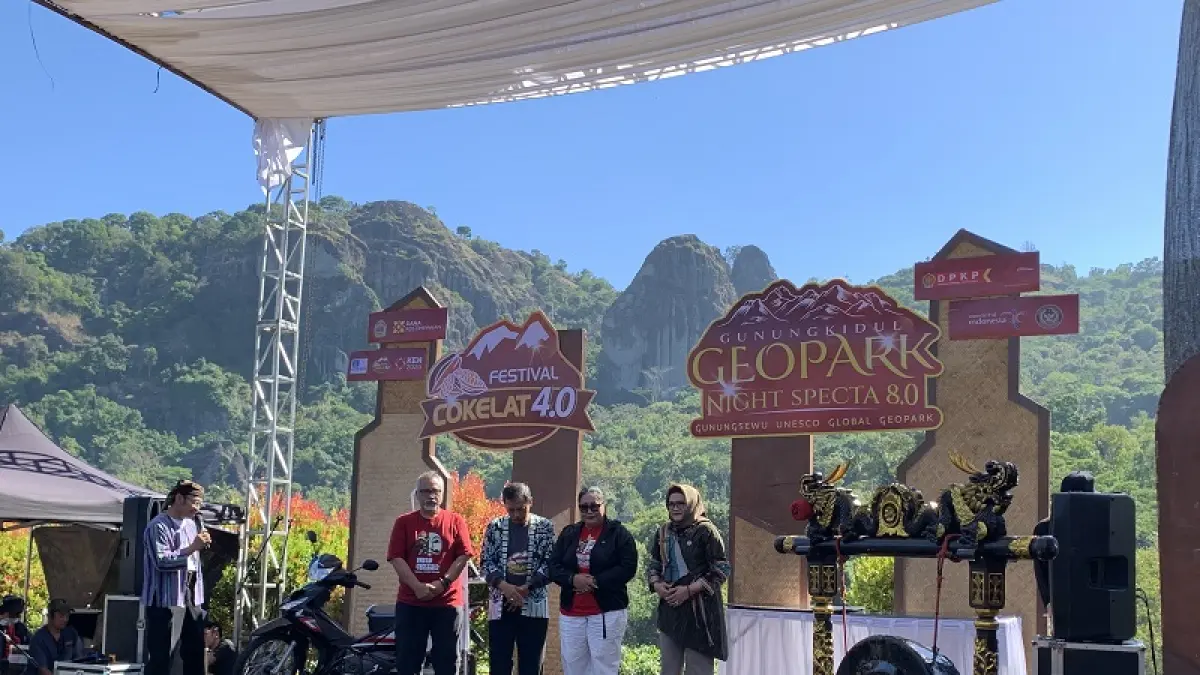 BAROMETER NASIONAL: Kepala DPKP DIY Aris Eko Nugroho menjelaskan, DIY memiliki potensi besar di sektor perkebunan. Khususnya kakao dan kopi. Foto kanan,&nbsp; pembukaan Festival Cokelat 4.0 dan GNS 8.0 di Embung Nglanggeran, Gunungkidul, Jumat (10/7/2026). Foto: Dzika Fajar Alfian/Radar Jogja

