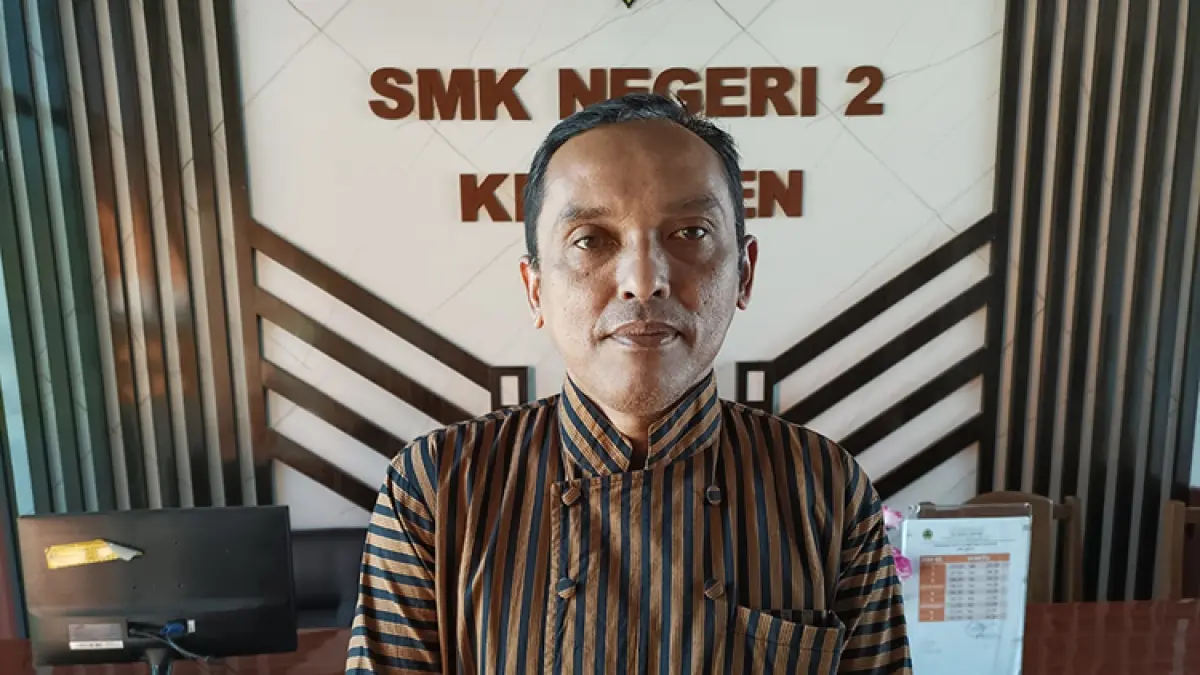 Anung Mashudi, Ketua Konsentrasi Keahlian Teknik Kendaraan Ringan SMKN 2 Kebumen. (Foto: M. Hafied/Radar Jogja)