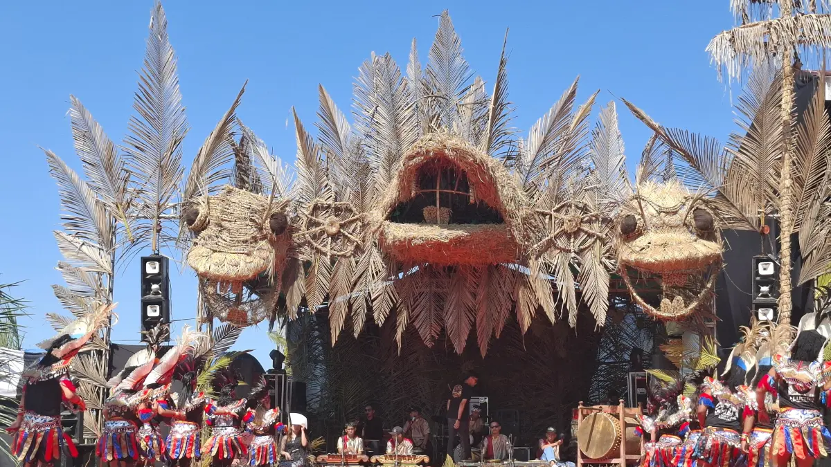 ATRAKTIF: Kelompok seni dari Magelang ini unjuk gigi dalam perhelatan Festival Lima Gunung XXV di Dusun Warangan, Muneng Warangan, Pakis, Jumat (10/7/2026). (Foto: NAILA NIHAYAH/RADAR JOGJA)