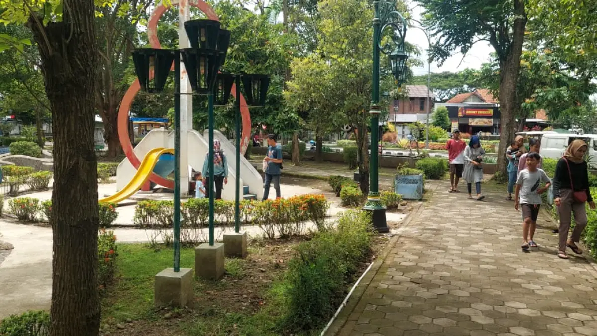 BERSIH: Pengunjung Alun-Alun Wates menikmati area taman dan tempat bermain anak. (ANOM BAGASKORO/RADAR JOGJA)
