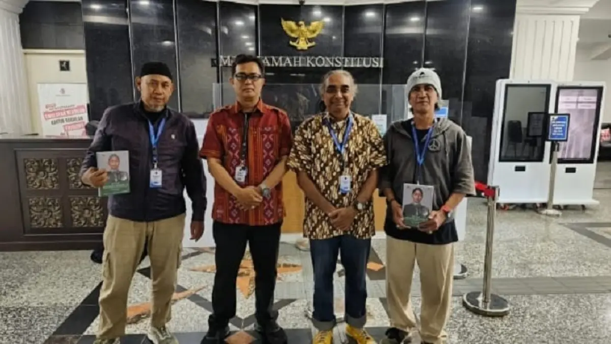CAPTION: Para perwakilan Trah HB II saat melakukan kegiatan di Mahkamah Konstitusi beberapa waktu lalu. DOKUMENTASI TRAH HB II&nbsp;