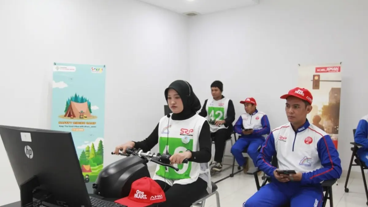 Guru Paud, Siswa SMA hingga Mahasiswa Ikuti SR Camp  2026

 

Jakarta– Guru, siswa hingga mahasiswa dari berbagai wilayah di Tanah Air mengikuti Safety Riding Camp 2026 yang diselenggarakan Yayasan Astra Honda Motor (Yayasan AHM). Mereka menguji pengetahuan dan keterampilan berkendaranya sekaligus berkompetisi membuktikan siapa yang terbaik dalam mengampanyekan keselamatan berkendara. 

 

Semangat menumbuhkan budaya keselamatan berkendara terus diwujudkan Yayasan AHM melalui Safety Riding Camp (SRC) 2026. Sebanyak 53 duta keselamatan berkendara terbaik dari berbagai daerah di Indonesia kembali dipertemukan untuk memperkuat kompetensi sekaligus mengasah kemampuan mereka dalam mengedukasi masyarakat agar semakin peduli terhadap pentingnya keselamatan di jalan.

 

Program SRC 2026 bukan sekadar ajang kompetisi, melainkan ruang pembelajaran bagi para Duta Keselamatan Berkendara untuk saling bertukar pengalaman, menguji kemampuan, sekaligus memperkuat bekal mereka sebelum kembali mengedukasi masyarakat. Pada tahun ini, Final Safety Riding Camp 2026 berlangsung pada 7–9 Juli di Astra Honda Motor Safety Riding & Training Center Deltamas, Bekasi. 

 

Dari hasil seleksi regional yang melibatkan 128 peserta sejak April 2026 melalui tema "Keep The Good Vibes with #Cari_aman”, terpilih 53 duta terbaik dari seluruh Indonesia untuk mengikuti final SRC 2026. Mereka adalah 36 duta siswa dan guru SMA/sederajat dari 6 Safety Riding Lab Astra Honda, 9 mahasiswa dari UIN Sunan Kalijaga Yogyakarta dan Universitas Jember, serta 8 guru PAUD dari Medan, Yogyakarta, dan Karawang. 

"Saya bersyukur dapat mengikuti Safety Riding Camp dan mendapatkan kesempatan belajar bersama para duta dari berbagai daerah. Semoga ilmu yang saya peroleh dapat bermanfaat untuk menginspirasi lebih banyak masyarakat agar berkendara dengan aman,” ujar Nicholas Larhaine Prayitno Putro dari Universitas Jember yang merupakan salah satu peserta SRC 2026.

 

Selama tiga hari, para peserta tidak hanya diuji kemampuan teori dan praktik berkendara. Mereka juga mempelajari teknik memprediksi potensi bahaya di jalan, mengikuti simulasi menggunakan Honda Riding Trainer (HRT), memperdalam kemampuan komunikasi sebagai edukator, hingga memperoleh pelatihan pertolongan pertama pada kecelakaan. Bagi para guru PAUD, pembelajaran bahkan dikembangkan melalui metode mendongeng agar pesan keselamatan dapat ditanamkan sejak usia dini. Pada akhir kegiatan, Yayasan AHM memberikan apresiasi kepada para peserta terbaik sebagai bentuk penghargaan atas dedikasi mereka dalam menyebarkan budaya keselamatan berkendara. 

 

Ketua Yayasan AHM Ahmad Muhibbuddin menyampaikan keberhasilan Safety Riding Camp tidak diukur dari berapa banyak pemenang yang lahir setiap tahun, keberhasilan sesungguhnya adalah ketika semakin banyak  masyarakat yang peduli dan mempraktikkan keselamatan berkendara di jalan raya. 

 

Semangat keselamatan berkendara juga terus diperluas untuk Sekolah Satu Hati binaan AHM yang diikuti 43 siswa dan guru SMA/sederajat. Mereka diharapkan menjadi generasi baru yang tidak hanya memahami pentingnya keselamatan berkendara, tetapi juga mampu mengajak orang lain melakukan hal yang sama.

 

Hingga saat ini, para Duta Keselamatan Berkendara Astra Honda telah mengedukasi lebih dari 11.857 orang masyarakat melalui pelatihan teori maupun praktik keselamatan berkendara. Di ruang digital, mereka juga telah menghadirkan 600 konten edukasi sejak 2025 dan berhasil menjangkau lebih dari 519.819 tayangan, membuktikan bahwa pesan keselamatan dapat disampaikan dengan cara yang kreatif dan dekat dengan generasi muda.

 

"Setiap duta keselamatan berkendara memiliki peran sebagai agen perubahan di lingkungannya. Karena itu, kami terus memperkuat kompetensi mereka agar mampu menjangkau lebih banyak masyarakat melalui berbagai cara, baik secara langsung maupun melalui platform digital. Semangat Sinergi Bagi Negeri kami wujudkan dengan menghadirkan edukasi keselamatan melalui berbagai metode yang mudah diakses dan dimengerti sehingga memberikan manfaat nyata bagi masyarakat.” tutup Muhib.