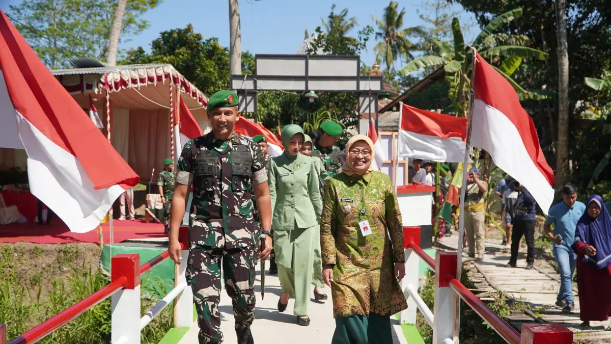 Danrem 072/Pamungkas Brigjen TNI Yuniar Dwi Hantono didampingi pejabat daerah meresmikan jembatan di Desa Blengorkulon, Kecamatan Ambal.
(Dokumentasi Pendim Kebumen)