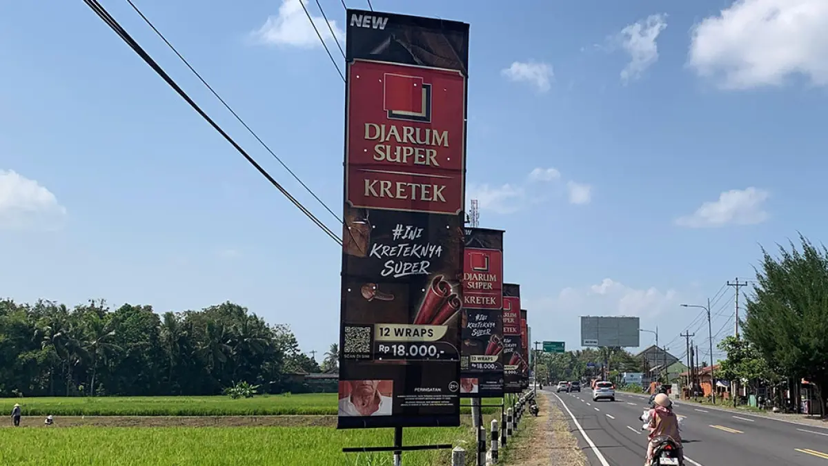 ILEGAL: Reklame rokok terpasang di bahu Jalan Wates-Jogja, tepatnya di Tugu Pensil, Kulon Progo. Anom Bagaskoro/Radar Jogja