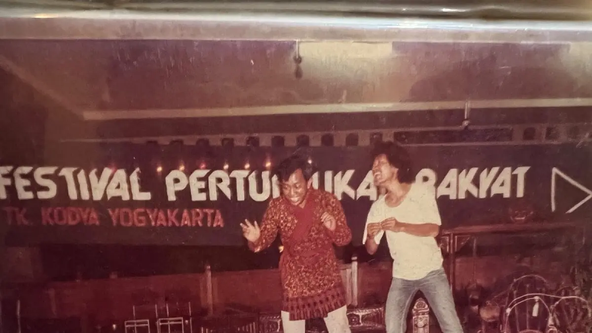 MENGENANG: Foto-foto Noor WA saat di panggung teater.