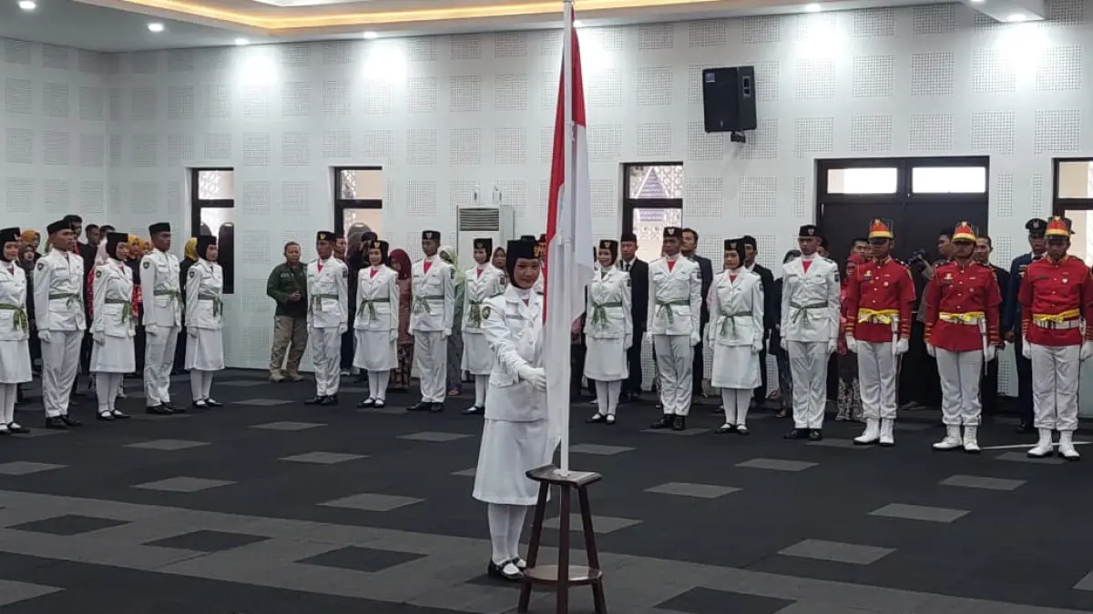 PENGUKUHAN: Personel Paskibraka Kulon Progo menerima pengukuhan sebelum bertugas mengibarkan bendera HUT RI. (ANOM BAGASKORO/RADAR JOGJA)