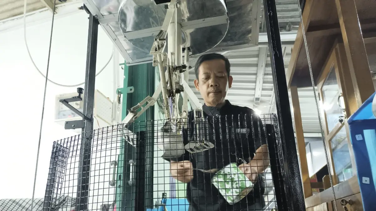  Penjual nasi goreng Slamet Afandi, 52, membuat karya robot pengaduk otomatis untuk memudahkan dalam proses memasak. (M Hafied/Radar Jogja)