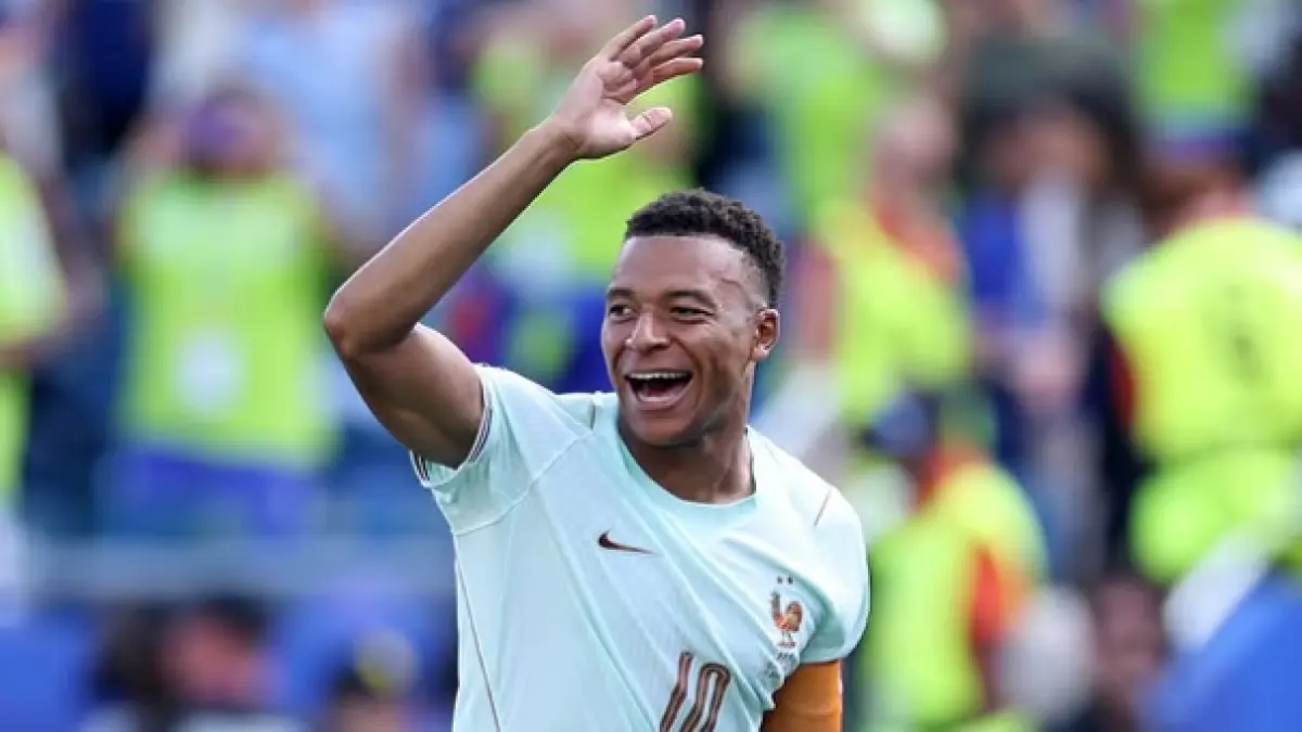Penyerang Prancis, Kylian Mbappe tegaskan dirinya baik-baik saja setelah dikabarkan alami cedera karena benturan.