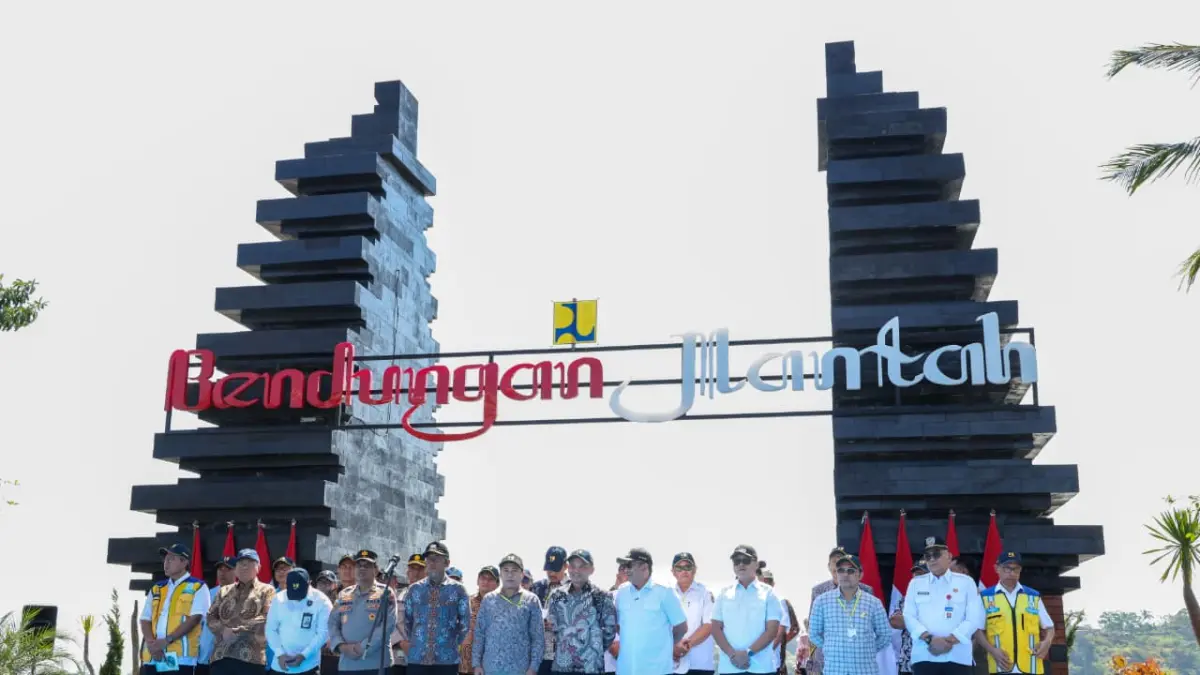 Sekda Jateng Sumarno  saat mengunjungi Bendungan Jlantah di Desa Tlobo, Kecamatan Jatiyoso, Kabupaten Karanganya