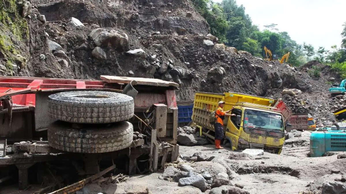 TERDAMPAK: Truk yang digunakan untuk mengangkut hasil penambangan pasir terseret lahar dingin Gunung Merapi di aliran Sungai Senowo, Dukun, Magelang 4 Maret lalu. (GUNTUR AGA TIRTANA/RADAR JOGJA)