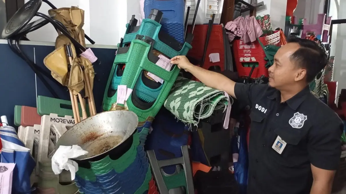TIDAK DIURUS: Kepala Bidang Penegakan Peraturan Perundang-undangan Satpol PP Kota Jogja Dodi Kurnianto saat menunjukkan hasil penyitaan street coffee di kantornya, Jumat (10/7). IWAN NURWANTO/RADAR JOGJA