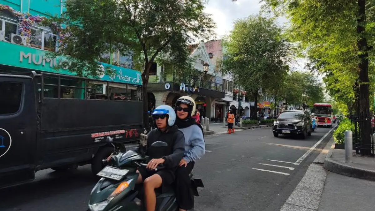 LIBURAN: Dua orang terlihat sedang berkeliling di Kawasan Malioboro saat momen libur sekolah Sabtu (11/7). Momentum ini, hotel masih tertekan karena persaingan. Fahmi Fahriza/Radar Jogja