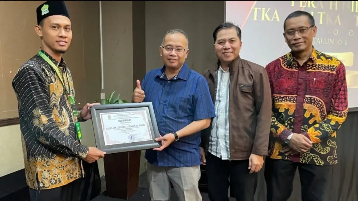 PRESTASI: Sekda Kota Jogja menyerahkan penghargaan nilai terbaik TKA dan TKAD Dinas Pendidikan Pemuda dan Olahraga Kota Jogja
