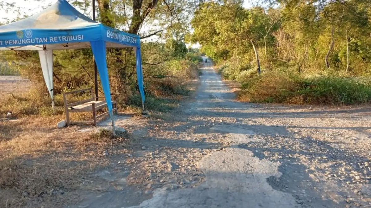 ASPAL MENGELUPAS: Jalan di simpang empat TPR Pantai Cangkring yang tidak rata dan belum ada perbaikan dari pemerintah. (Cintia&nbsp;Yuliani/Radar Jogja)