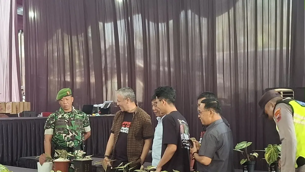 DILIRIK PENGUNJUNG: Kontes tanaman hias di Sentral Tanaman Hias Bojong Berkembang, Minggu (12/7/2026). NAILA NIHAYAH/RADAR JOGJA