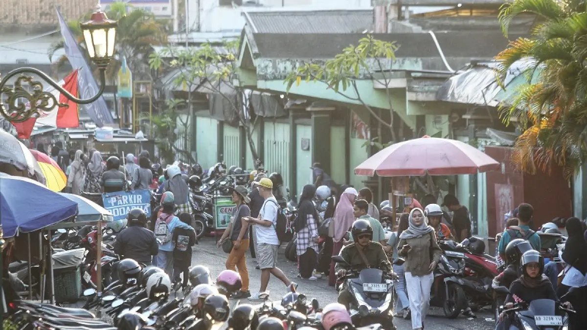 Jalan Pabringan di sisi selatan Pasar Beringharjo dimanfaatkan sebagai kantong parkir sepeda motor, Kota Jogja, Minggu (12/7/2026). Pemprov DIY memilih mengoptimalkan kantong parkir yang telah tersedia dengan memperkuat integrasi sistem parkir dan transportasi menuju kawasan Malioboro seiring rencana penerapan konsep full pedestrian. Foto: Guntur Aga Tirtana/Radar Jogja