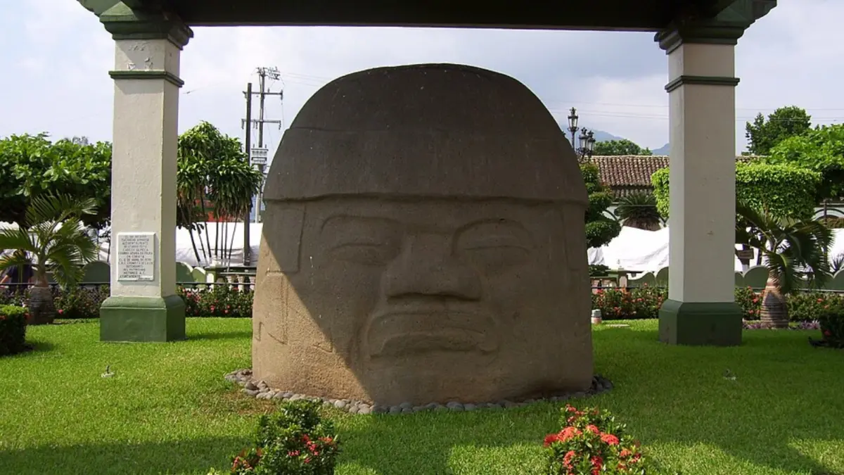 La Cobata head, in the main plaza of Santiago Tuxtla (Wikipedia)