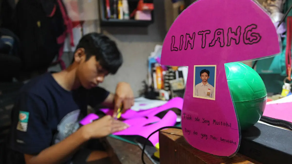 Lintang Nareswara, siswa baru kelas X SMA Negeri 4 Kota Jogja, membuat tanda pengenal sebagai persiapan mengikuti Masa Pengenalan Lingkungan Sekolah (MPLS), kemarin (12/7). (Guntur Aga Tirtana/Radar Jogja)