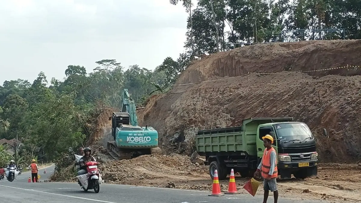 MULAI DIKERJAKAN : Pekerja dengan menggunakan alat berat telah memulai pembangunan Jalur Penyelamat Darurat (JPD) di ruas Jalan Bener-Maron tepatnya di turunan curam Kalijambe. (M Hafied/Radar Jogja)