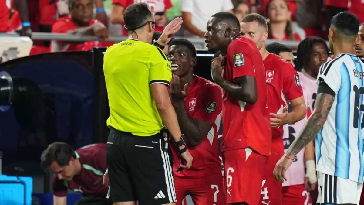 Penyerang Swiss, Breel Embolo diusir dari lapangan karena mendapatkan kartu kuning kedua setelah lakukan diving dalam kekalahan dari Argentina.