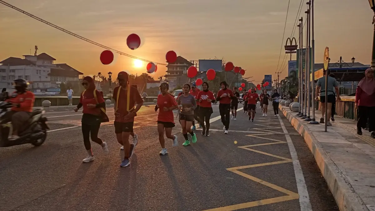 Puluhan pelari saat melintas di Jembatan Gondolayu yang merupakan salah satu jalur sumbu filosofi dalam agenda Run for Moxverse, Minggu (12/7/2026). (Foto: Iwan Nurwanto/Radar Jogja)&nbsp;
