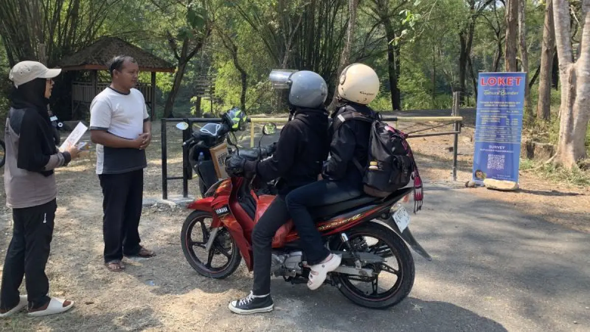 ‎Petugas melayani pengunjung di Pos Retribusi Tahura Bunder dekat Sungai Oya, Gunungkidul Minggu (12/7). Pos yang mulai beroperasi pada Juli 2026 ini dibangun untuk menata akses masuk kawasan konservasi sekaligus memperkuat pengawasan terhadap aktivitas pengunjung. (Dzika Fajar/Radar Jogja)