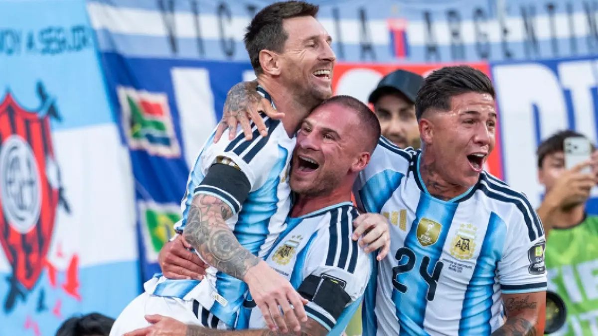 Selebrasi Alexis Mac Allister mengangkat Lionel Messi setelah mencetak gol pembuka Argentina melawan Swiss.