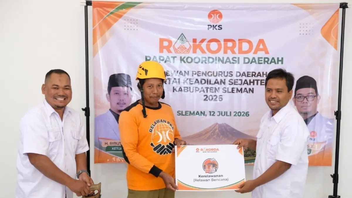 SIMBOLIS: Anggota DPRD Kabupaten Sleman yang juga pengurus DPD PKS Sleman Agus Riyanto (kanan) menyerahkan bantuan program kerelawanan kepada perwakilan relawan bencana di sela Rakorda DPD PKS Sleman, Minggu (12/7/2026). (ISTIMEWA)