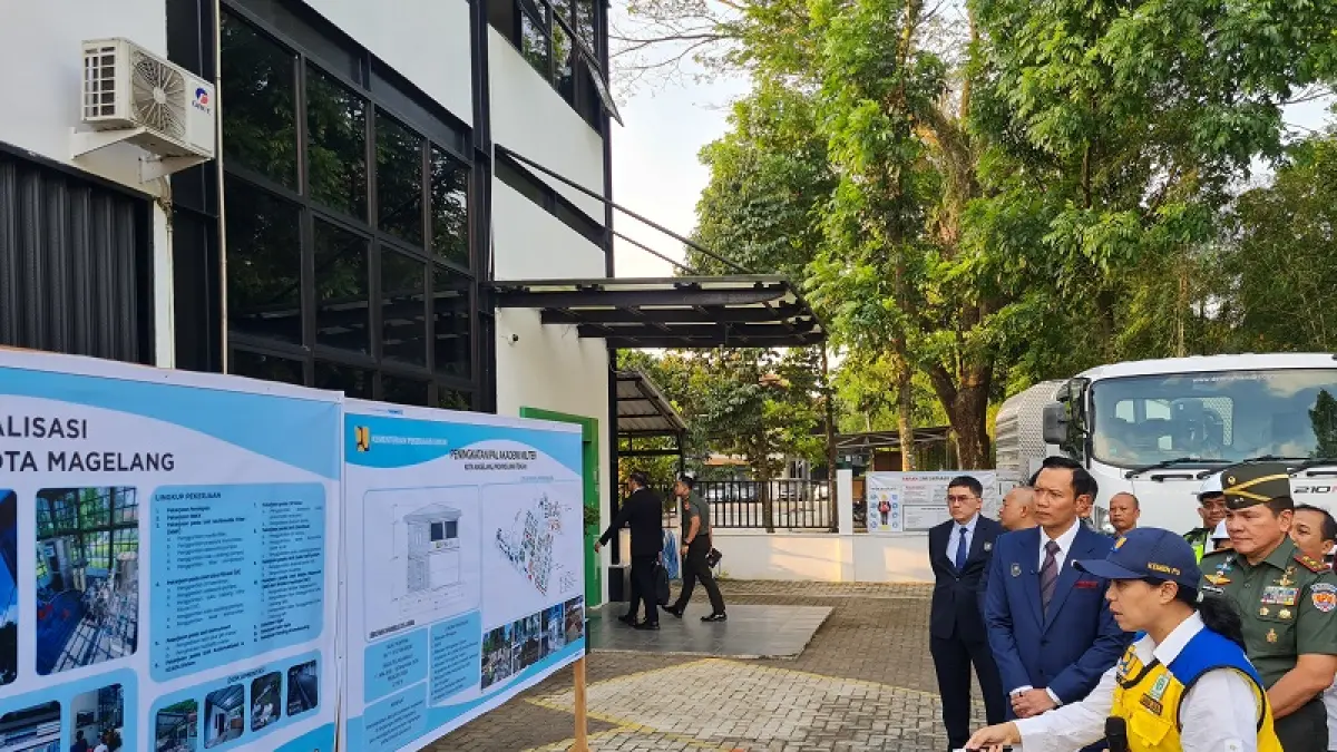 TINJAUAN: Menko Bidang Infrastuktur dan Pembangunan Kewilayahan didampingi Gubernur Akmil saat meninjau progres pembangunan SPAM dan IPAL di lingkungan Akmil, Sabtu (11/7/2026). NAILA NIHAYAH/RADAR JOGJA