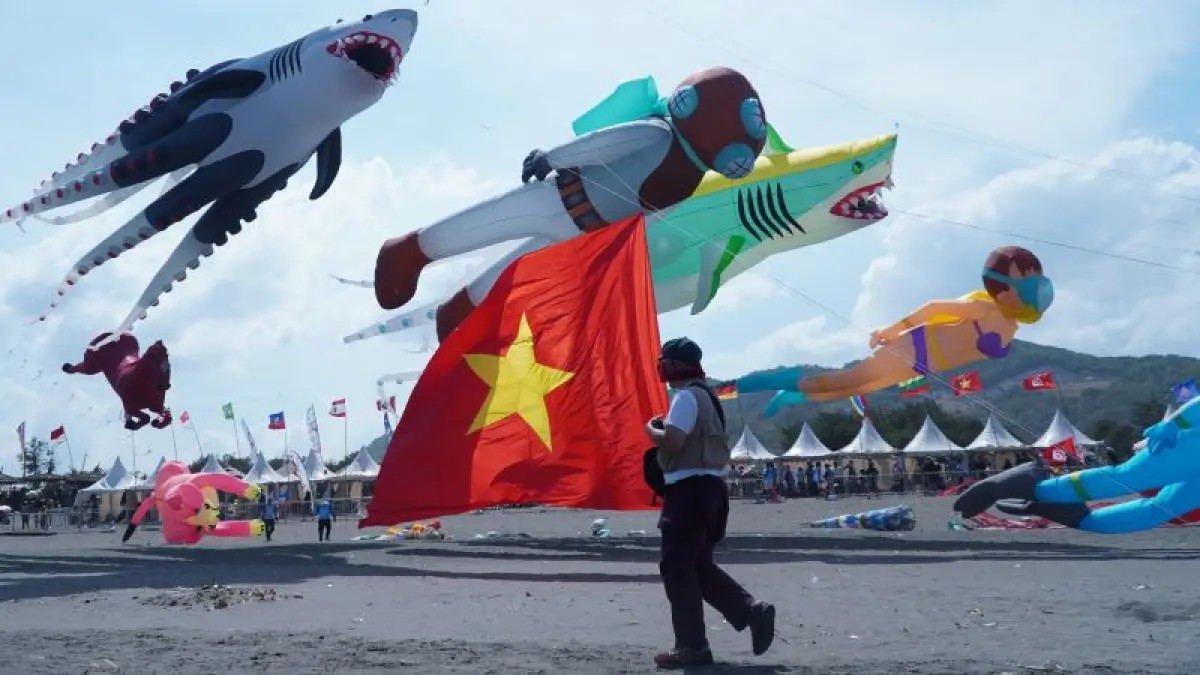 UKURAN RAKSASA: Peserta Jogja International Kite Festival (JIKF) saat menerbangkan layang-layang berukuran jumbo di Pantai Parangkusumo, Bantul Minggu (12/7).&nbsp;(Cintia&nbsp;Yuliani/Radar Jogja)