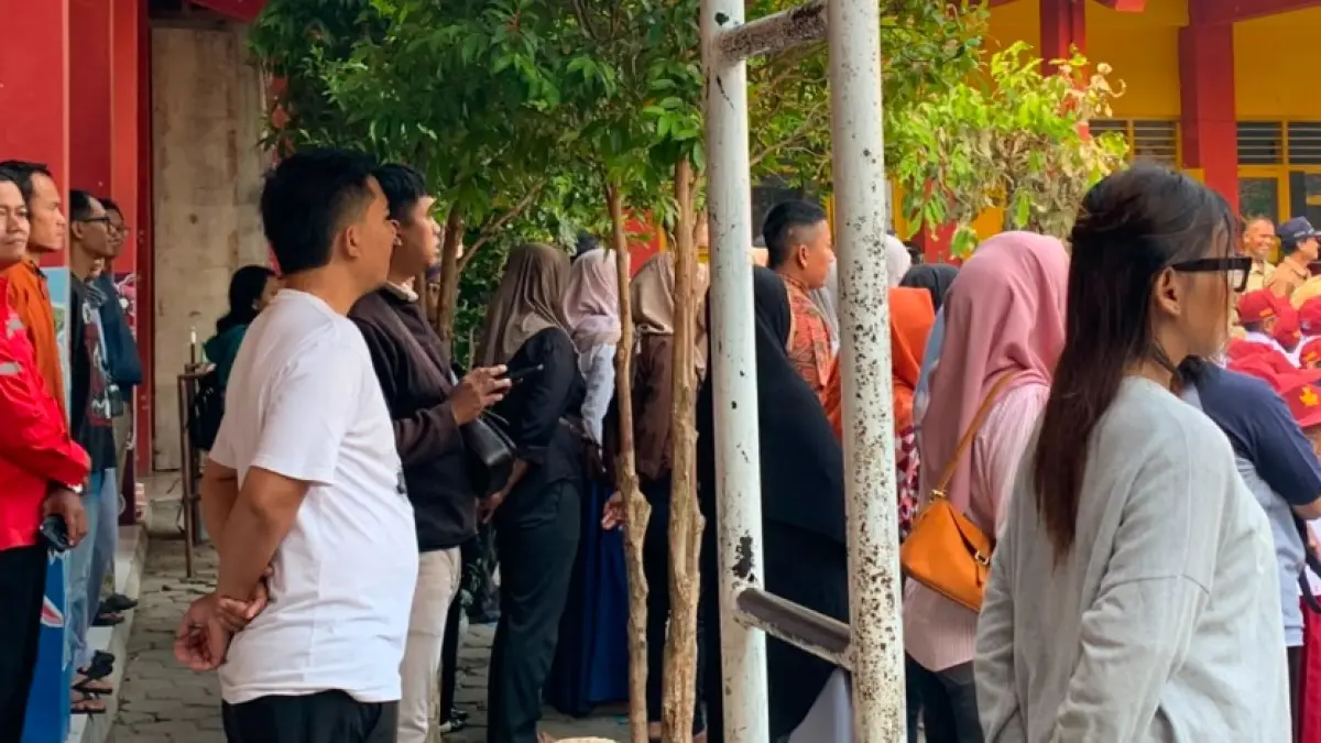 Puluhan ayah tampak memadati halaman SD Wonosari Baru, Gunungkidul, Senin (13/7), untuk mengantar putra-putrinya pada hari pertama masuk sekolah. Kehadiran mereka merupakan tindak lanjut GAMAS yang diimbau Pemkab Gunungkidul. (Foto: Dzika Fajar/Radar Jogja)