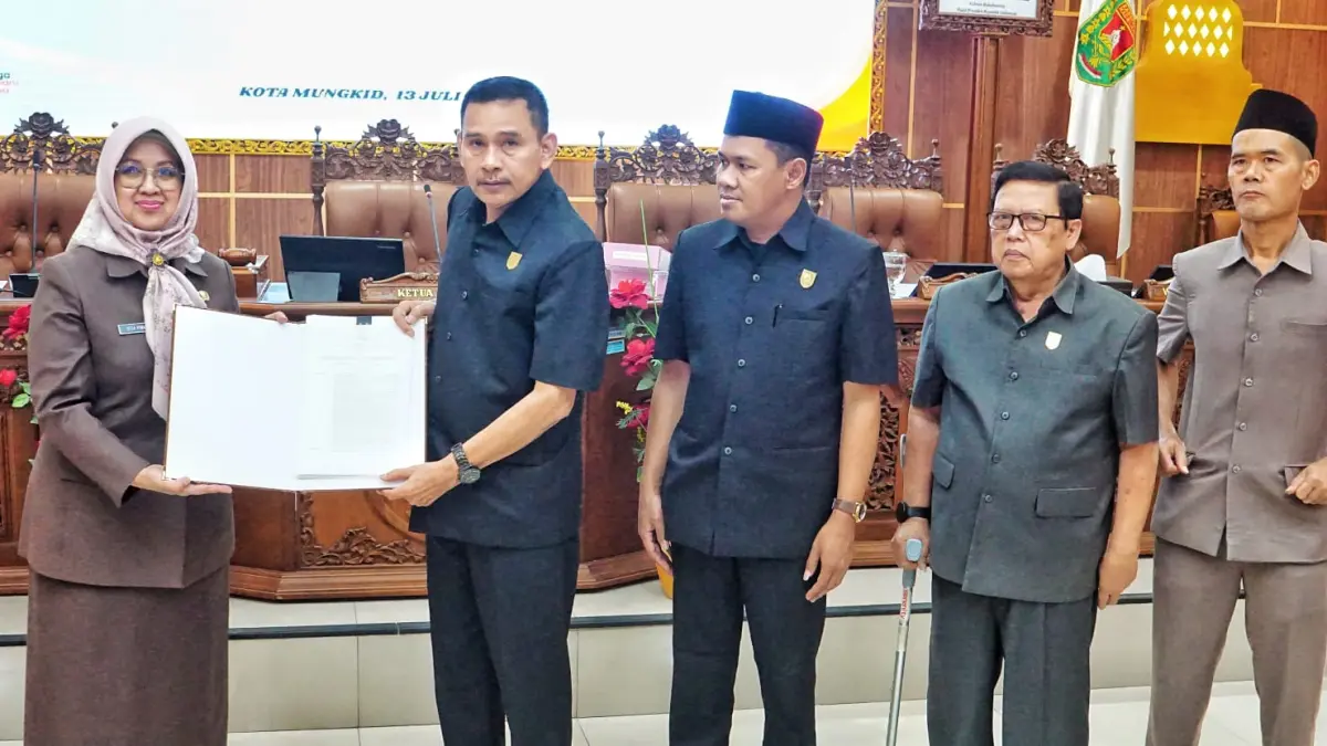 Asisten Pemerintahan dan Kesra Setda Kabupaten Magelang saat menyerahkan Raperda Masa Sidang II Tahun 2026 kepada DPRD Kabupaten Magelang, Senin (13/7).
