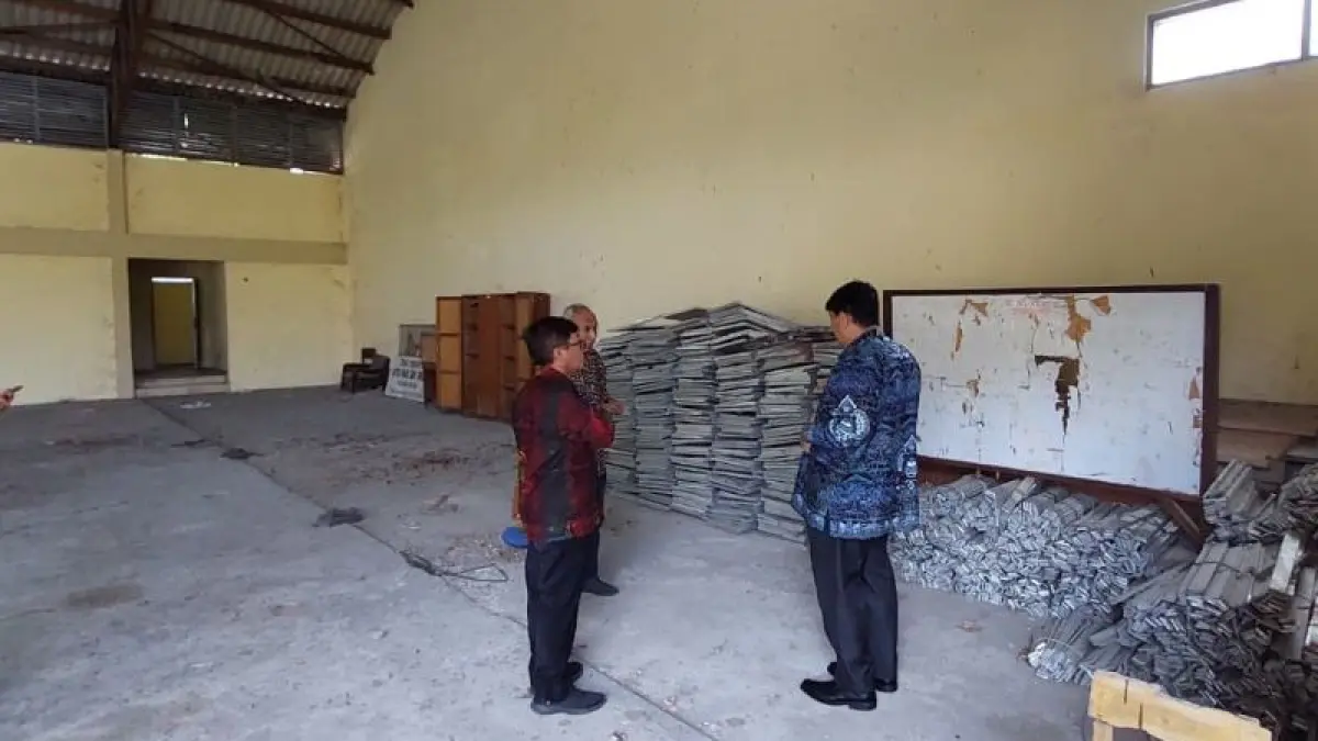 CEK: Bupati Kulon Progo bersama Panitikismo mengecek kondisi Gedung Mandala untuk dikembalikan ke Pura Pakualaman. (ANOM BAGASKORO/RADAR JOGJA)