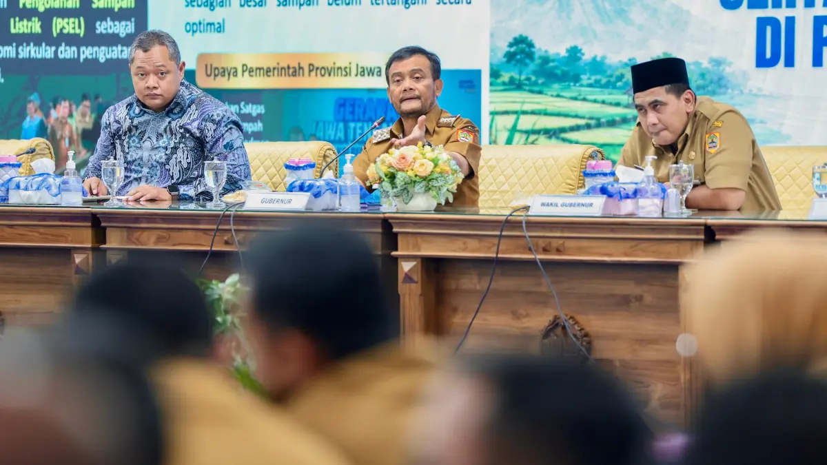 Gubernur Jawa Tengah Luthfi dalam &nbsp;Rapat Koordinasi dan Pemantauan Lapangan Pengendalian Alih Fungsi Lahan Sawah serta Pengelolaan Sampah di Gedung Gradhika Bhakti Praja, Kota Semarang, Senin 13 Juli 2026.