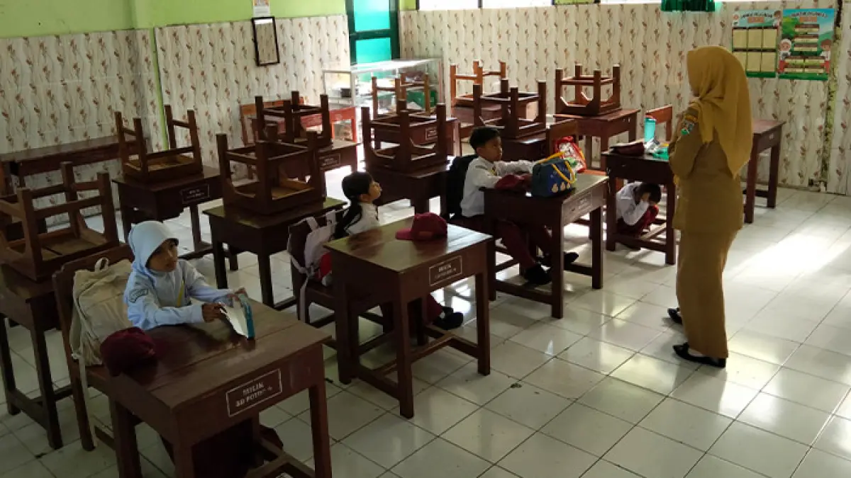 INTENS: Meski hanya mendapat empat siswa, guru tetap melangsungkan kegiatan belajar mengajar di kelas, Senin (13/7). (Istimewa)
