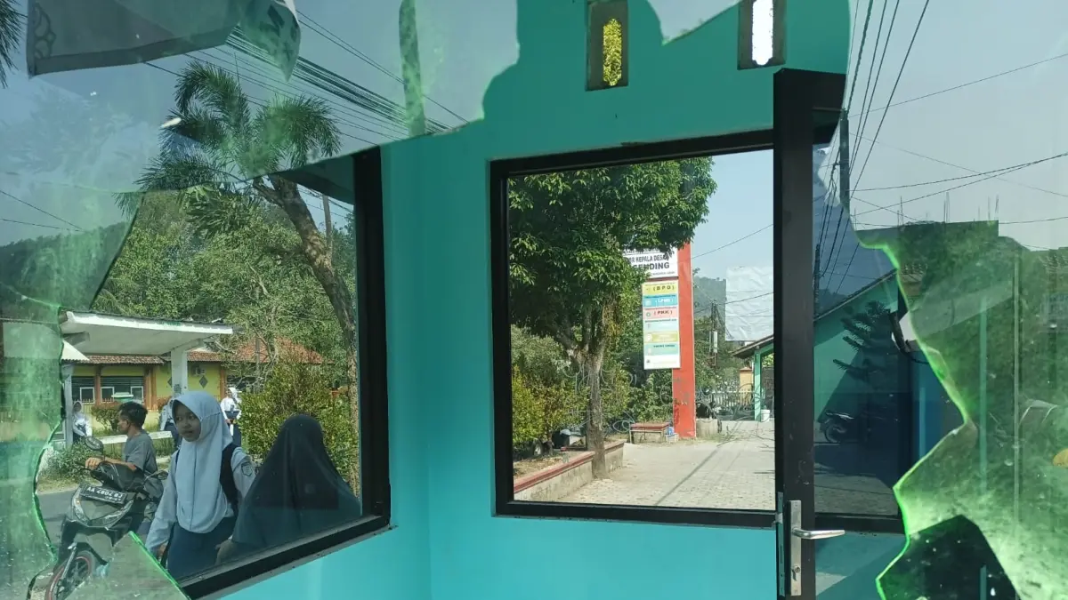 Kaca pada pos jaga di Kantor Kepala Desa Kaligending pecah dalam aksi brutal yang dilakukan sekelompok ganster. (M Hafied/Radar Jogja)