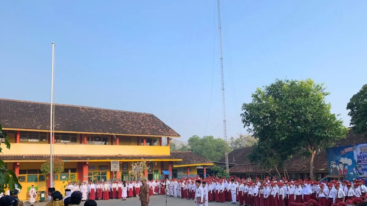 Kegiatan Masa Pengenalan Lingkungan Sekolah (MPLS) diawali dengan upacara pembukaan di halaman SD Wonosari Baru, Gunungkidul, Senin (13/7/2026). Kegiatan tersebut menandai dimulainya tahun ajaran baru 2026/2027. Foto: Dzika Fajar