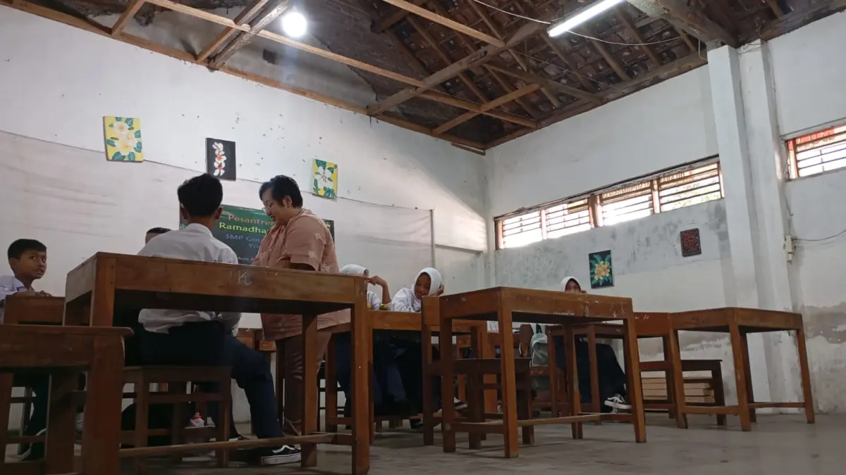Kondisi ruang kelas di SMP Gotong Royong Jogjakarta yang jauh dari kata layak saat kegiatan MPLS pada Senin (13/7/2026). (Foto: IWAN NURWANTO/Radar Jogja)