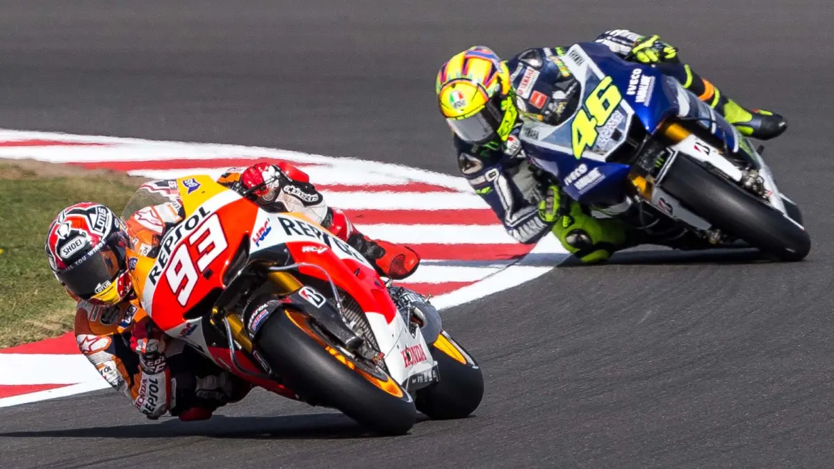 Márquez and Valentino Rossi at the 2013 British Grand Prix (Sumber: wikipedia.org/wiki/Marc_Márquez)