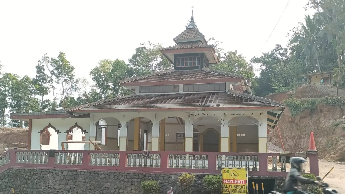 Masjid Baitul Muttaqin di seberang turunan curam Kalijambe mulai dikosongkan sebelum proses pembongkaran. (M Hafied/Radar Jogja)