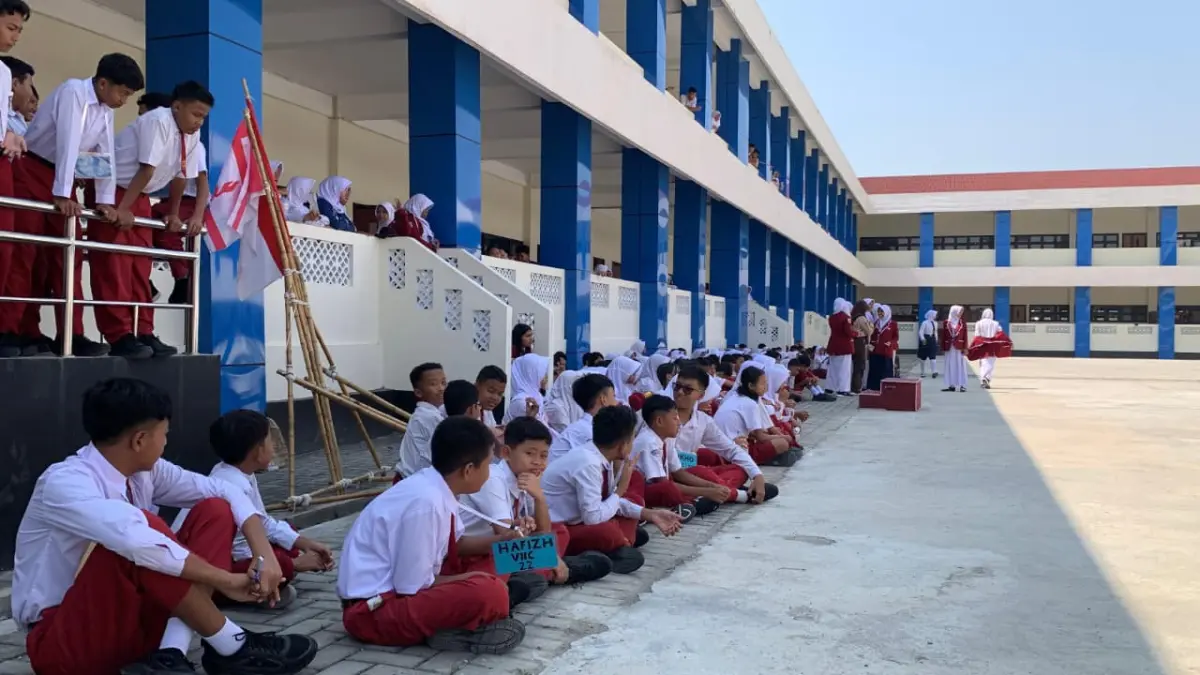 MENYIMAK: Siswa baru SMPN 1 Wates mengikuti MPLS dan melihat ekstrakulikuler. (ANOM BAGASKORO/RADAR JOGJA)