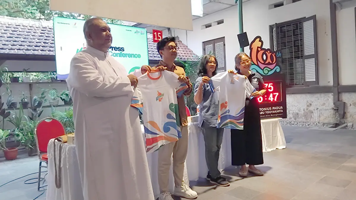 Dari kiri Romo Paroki Gereja Santo Antonius Padua Kotabaru Yohanes Agus Setiyono SJ, PIC Kotabaru Run 2026 Vinsesius Wawan, Ketua Panitia HUT 100 Tahun Gereja Kotabaru Emiliana, dan Dian Dipsi dari Jorace Management saat pers konference. (Foto: Rizky Wahyu/Radar Jogja )