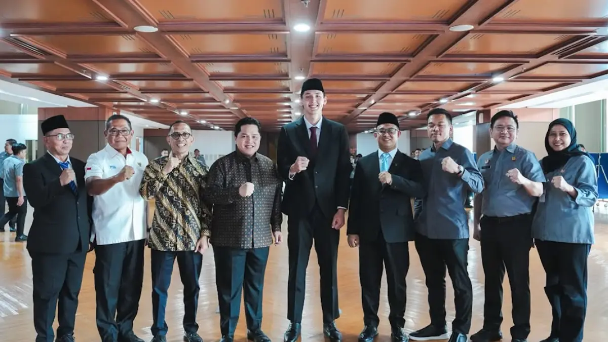 Mitchell Baker berfoto bersama Ketum PSSI, Ketua Badan Tim Nasional (BTN), Sumardji dan jajaran dari Kementerian Hukum setelah pengambilan sumpah menjadi WNI. (PSSI)
