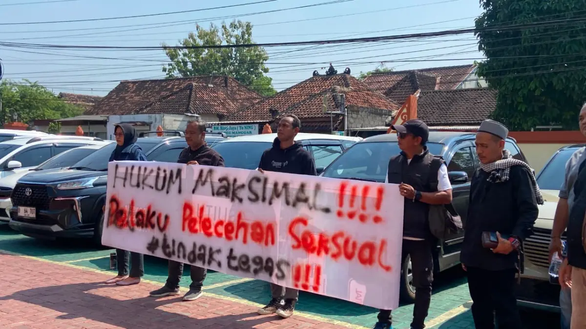 Para anggota Aliansi Rakyat Peduli Indonesia saat menggelar aksi damai di halaman Pengadilan Negeri (PN) Bantul Senin (13/7) - Cintia Yuliani/Radar Jogja