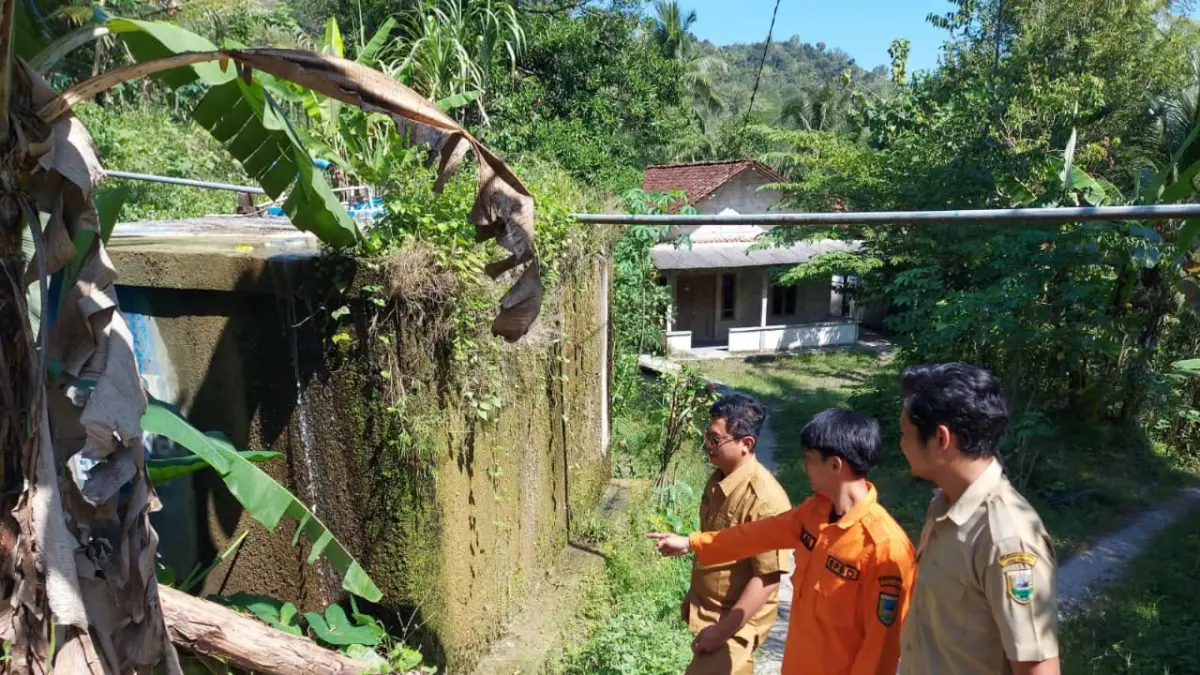 Petugas BPBD Kebumen melakukan asesmen di sejumlah desa yang mulai merasakan dampak kekeringan. (Dokumentasi BPBD Kebumen)