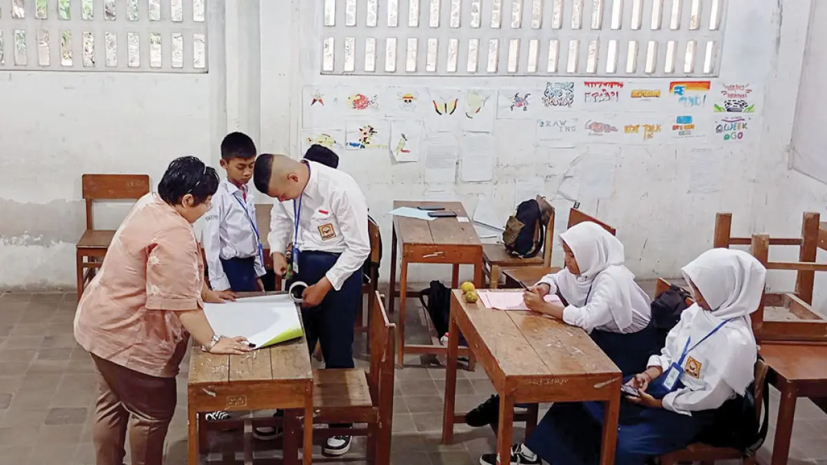 PRIHATIN: Kondisi ruang kelas di SMP Gotong Royong Jogjakarta yang jauh dari kata layak saat kegiatan MPLS pada Senin (13/7). IWAN NURWANTO/RADAR JOGJA