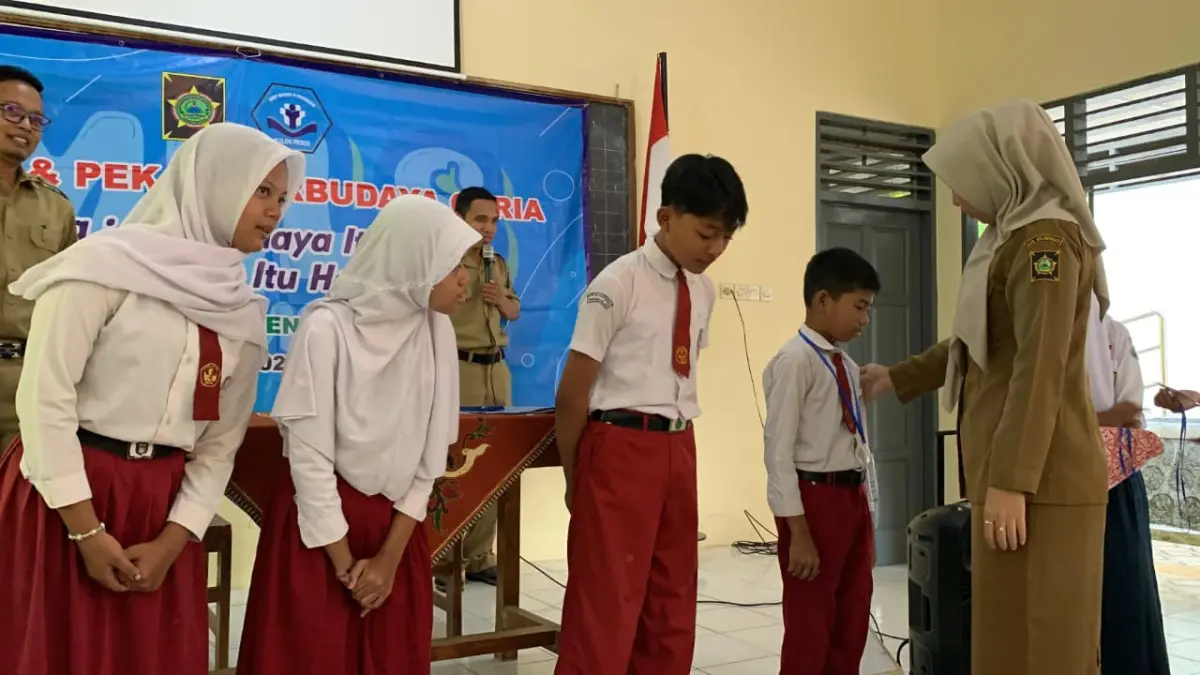 SEMANGAT: Guru memperkenalkan empat siswa baru yang akan bersekolah di SMPN 4 Pengasih. (ANOM BAGASKORO/RADAR JOGJA)