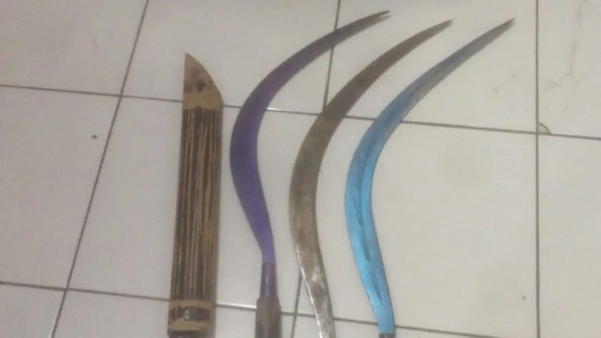 Senjata tajam yang digunakan untuk melakukan aksi pengeroyokan&nbsp;di Sanden, Bantul. (Dokumentasi Polres Bantul)
